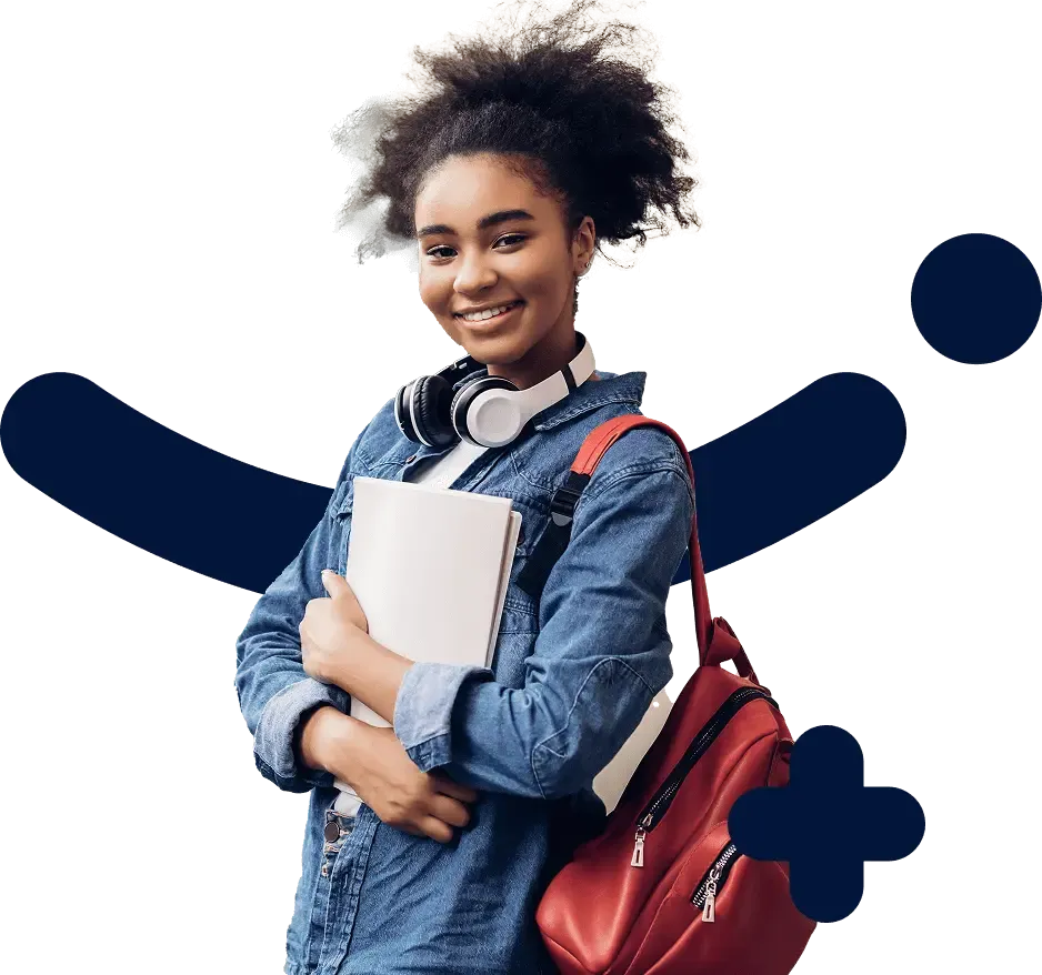 Aluna da escola PES English segurando livros e sorrindo